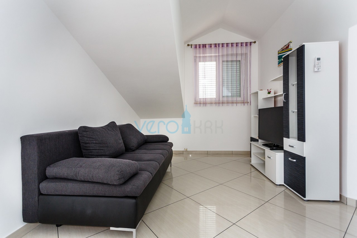 Isola di Krk, Vrbnik, appartamento mansardato 70m2 con vista mare, in vendita