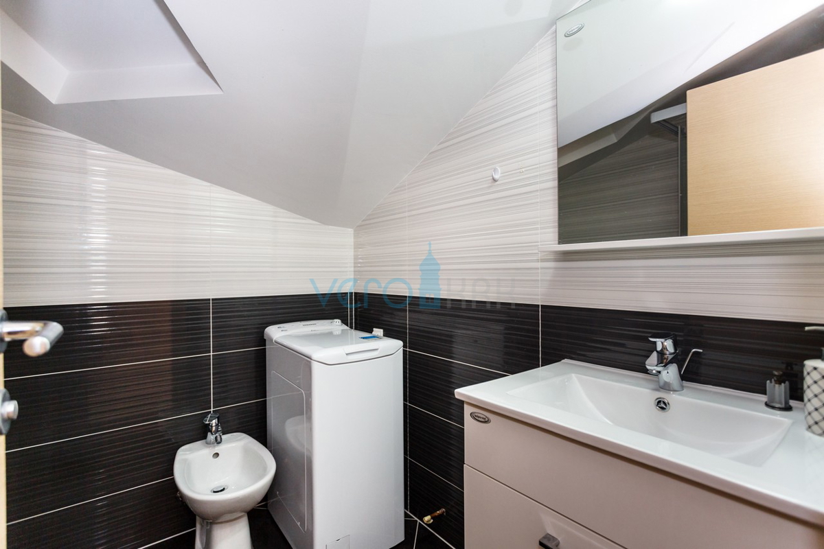 Isola di Krk, Vrbnik, appartamento mansardato 70m2 con vista mare, in vendita