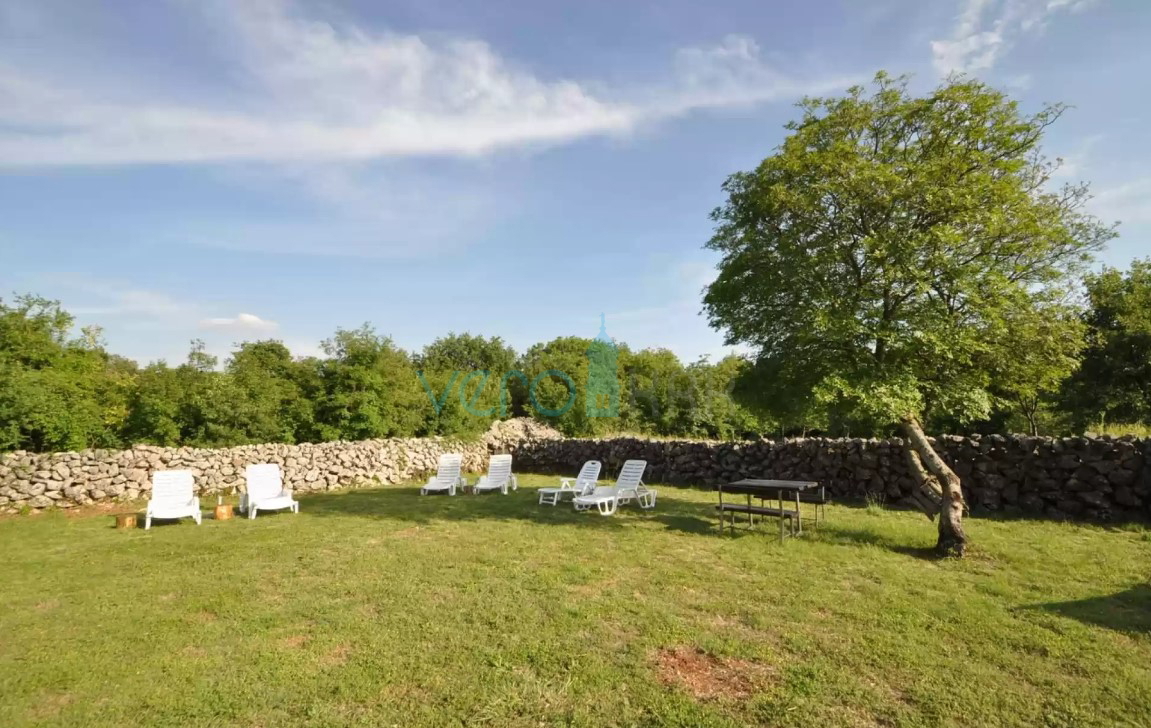 Isola di Krk, Vrbnik, dintorni, Casa indipendente su ampio terreno immersa nel verde e nella tranquillità, in vendita