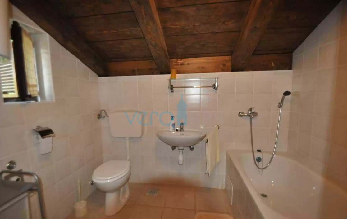 Isola di Krk, Vrbnik, dintorni, Casa indipendente su ampio terreno immersa nel verde e nella tranquillità, in vendita