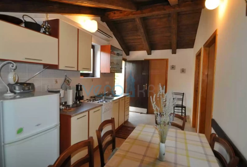 Isola di Krk, Vrbnik, dintorni, Casa indipendente su ampio terreno immersa nel verde e nella tranquillità, in vendita