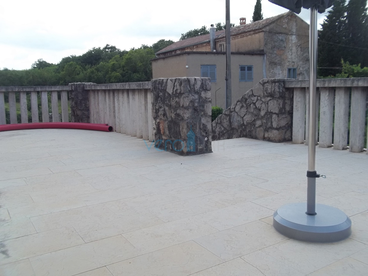 Isola di Krk, Dobrinj, dintorni, casa in pietra ristrutturata con ampio giardino