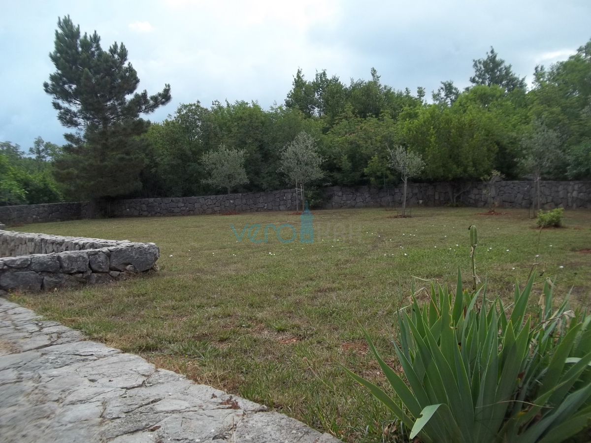 Isola di Krk, Dobrinj, dintorni, casa in pietra ristrutturata con ampio giardino
