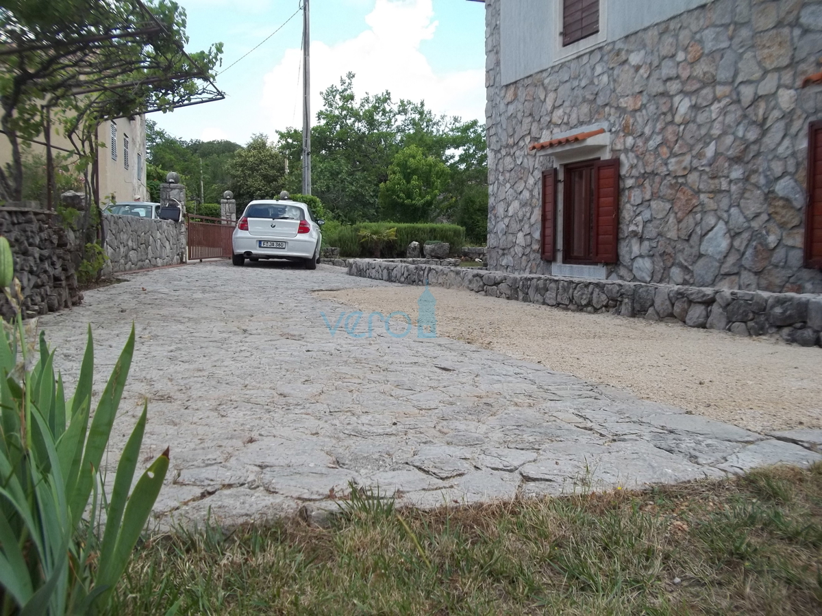 Isola di Krk, Dobrinj, dintorni, casa in pietra ristrutturata con ampio giardino