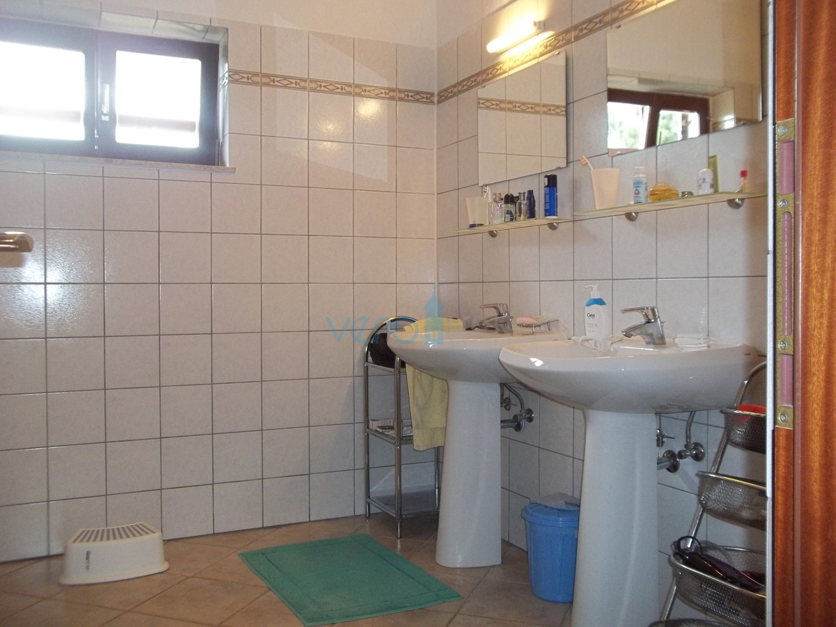 Isola di Krk, Dobrinj, dintorni, casa in pietra ristrutturata con ampio giardino