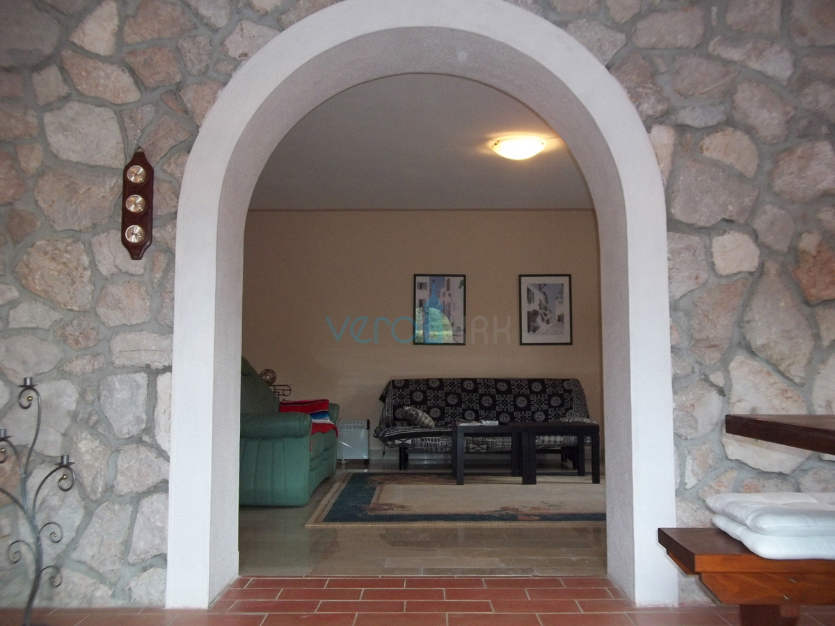 Isola di Krk, Dobrinj, dintorni, casa in pietra ristrutturata con ampio giardino