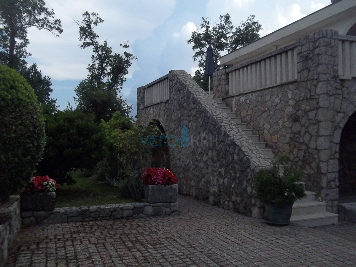 Isola di Krk, Dobrinj, dintorni, casa in pietra ristrutturata con ampio giardino