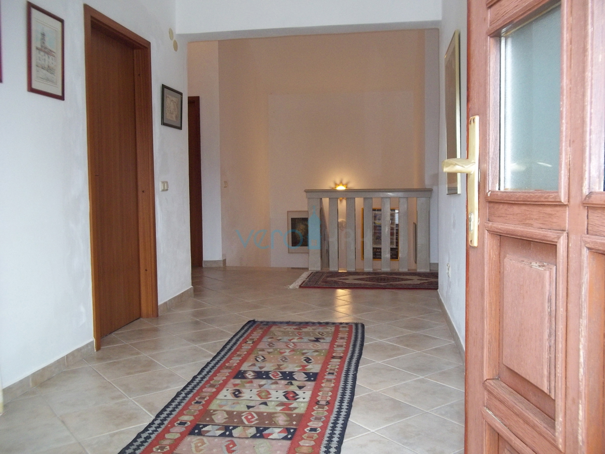 Isola di Krk, Dobrinj, dintorni, casa in pietra ristrutturata con ampio giardino