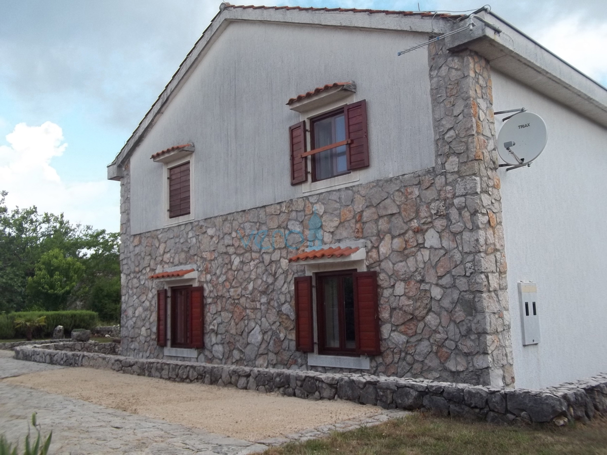 Isola di Krk, Dobrinj, dintorni, casa in pietra ristrutturata con ampio giardino