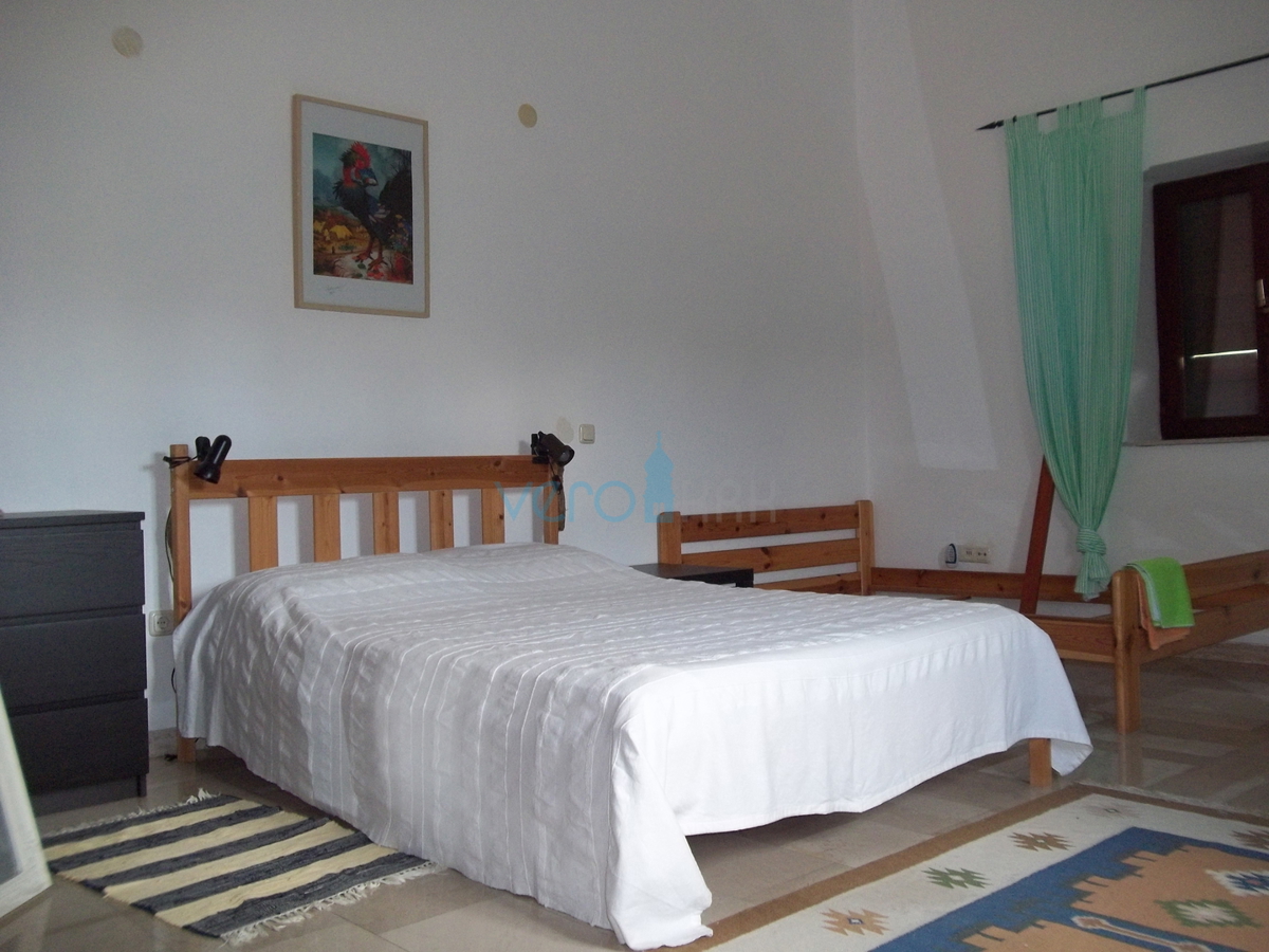 Isola di Krk, Dobrinj, dintorni, casa in pietra ristrutturata con ampio giardino