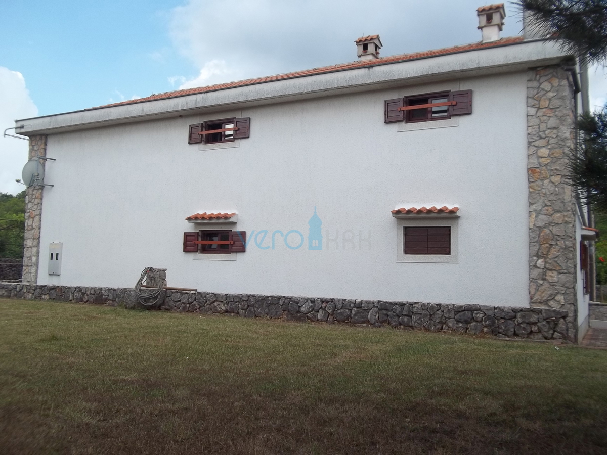 Isola di Krk, Dobrinj, dintorni, casa in pietra ristrutturata con ampio giardino