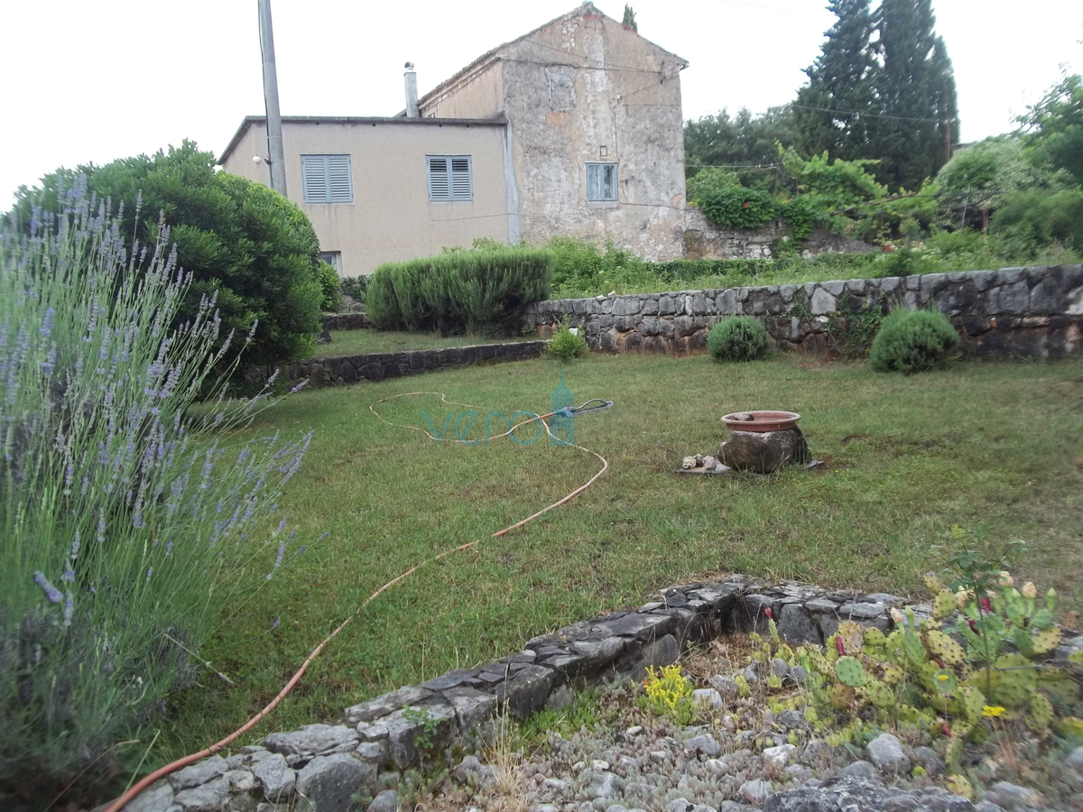Isola di Krk, Dobrinj, dintorni, casa in pietra ristrutturata con ampio giardino