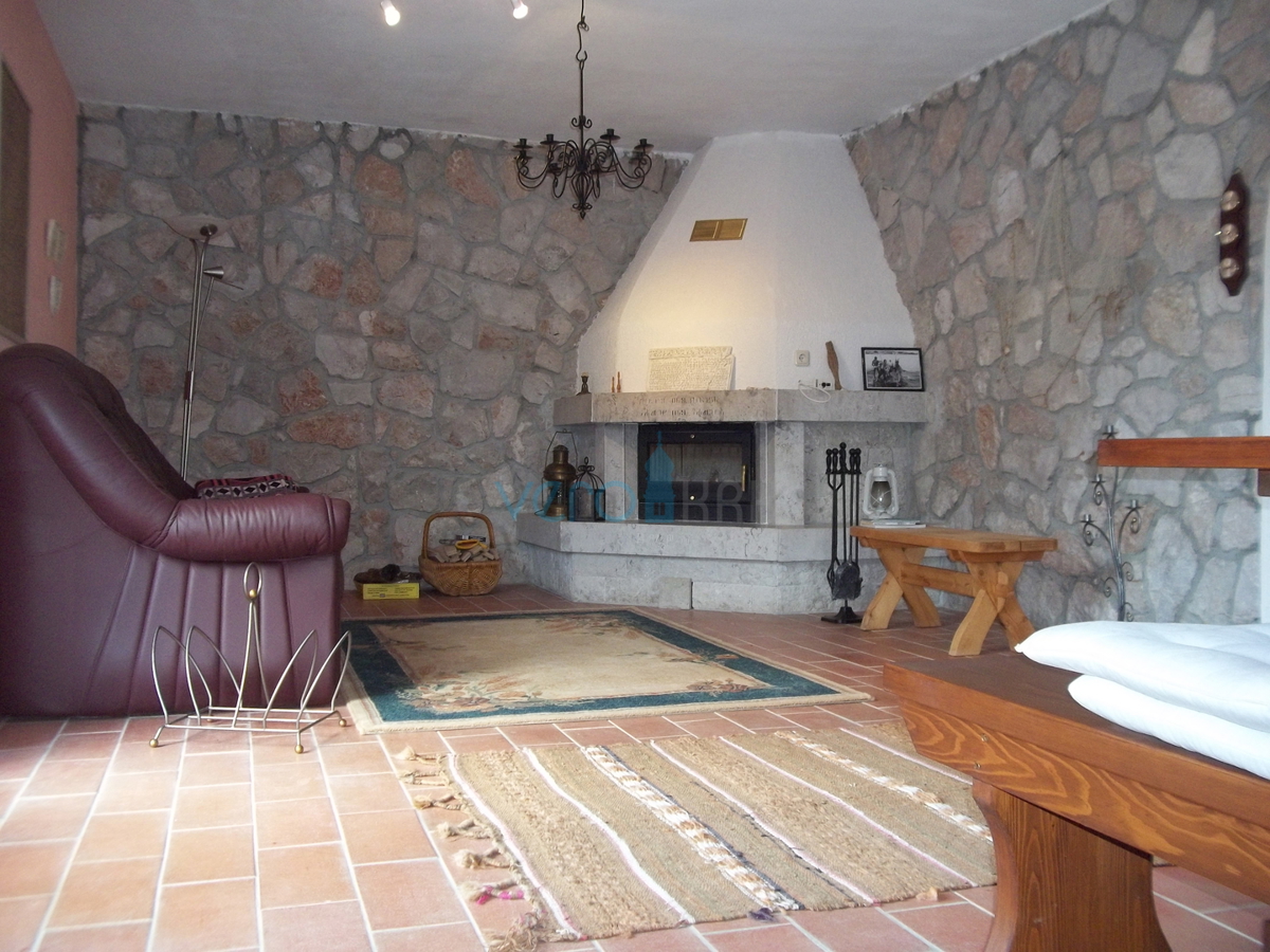 Isola di Krk, Dobrinj, dintorni, casa in pietra ristrutturata con ampio giardino