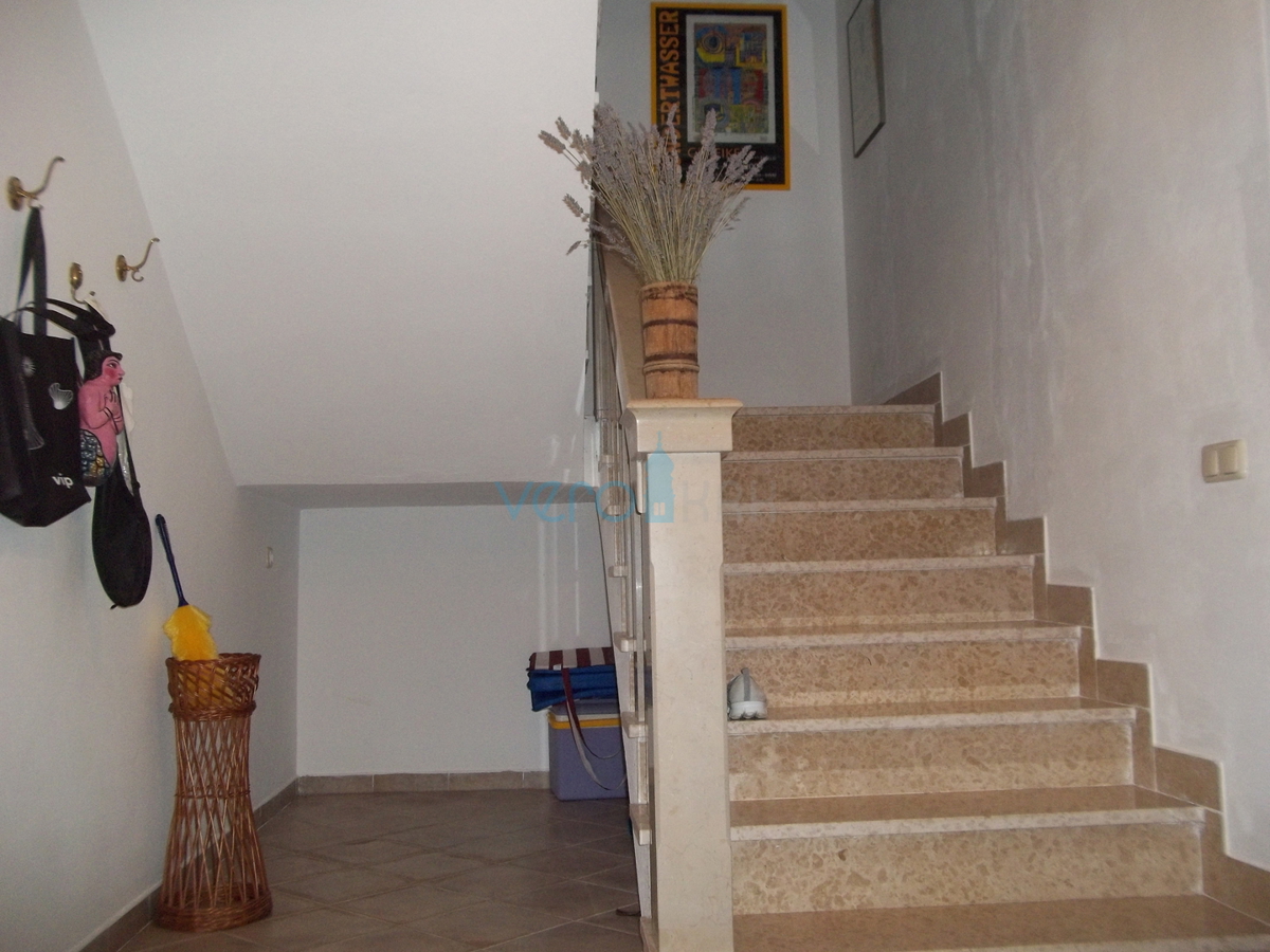 Isola di Krk, Dobrinj, dintorni, casa in pietra ristrutturata con ampio giardino