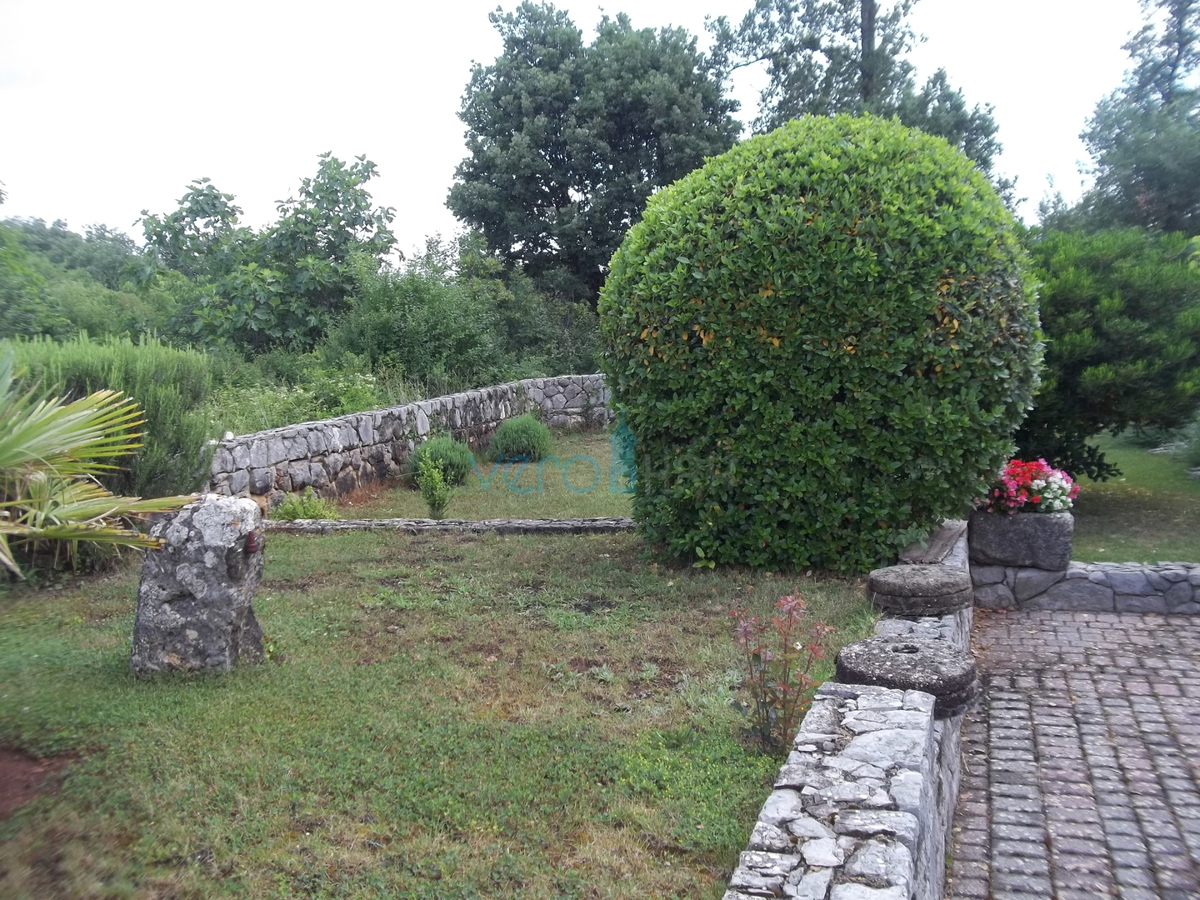 Isola di Krk, Dobrinj, dintorni, casa in pietra ristrutturata con ampio giardino