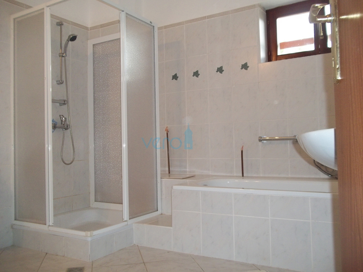 Isola di Krk, Dobrinj, dintorni, casa in pietra ristrutturata con ampio giardino