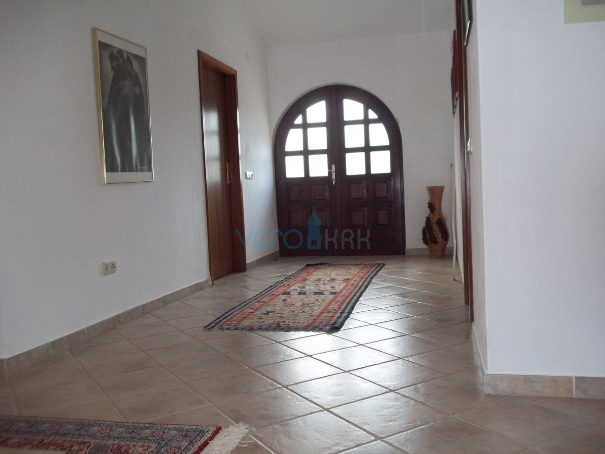 Isola di Krk, Dobrinj, dintorni, casa in pietra ristrutturata con ampio giardino