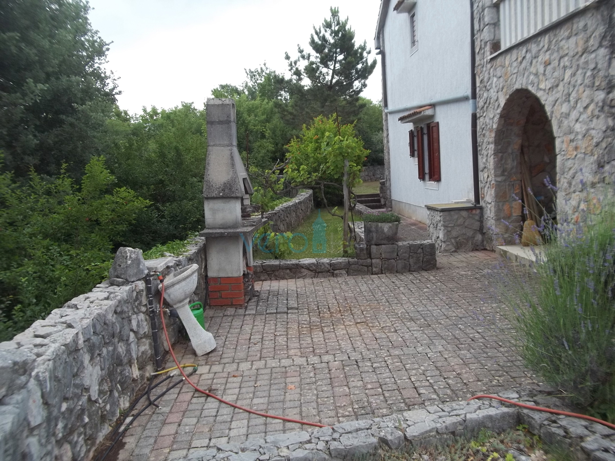 Isola di Krk, Dobrinj, dintorni, casa in pietra ristrutturata con ampio giardino