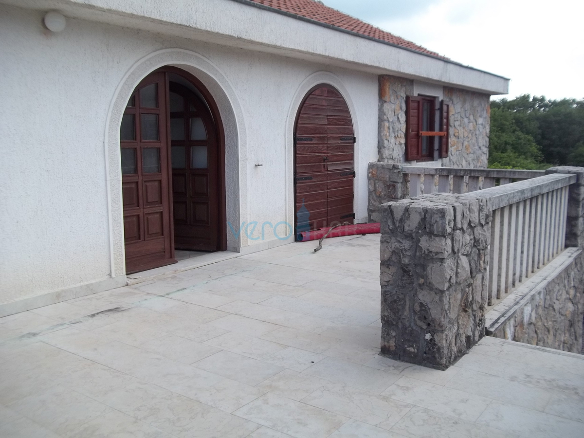 Isola di Krk, Dobrinj, dintorni, casa in pietra ristrutturata con ampio giardino