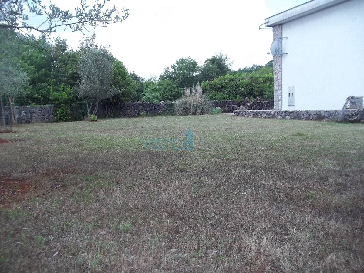 Isola di Krk, Dobrinj, dintorni, casa in pietra ristrutturata con ampio giardino