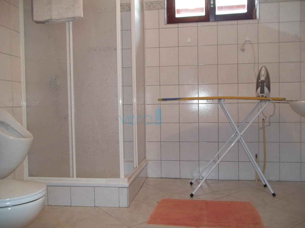 Isola di Krk, Dobrinj, dintorni, casa in pietra ristrutturata con ampio giardino