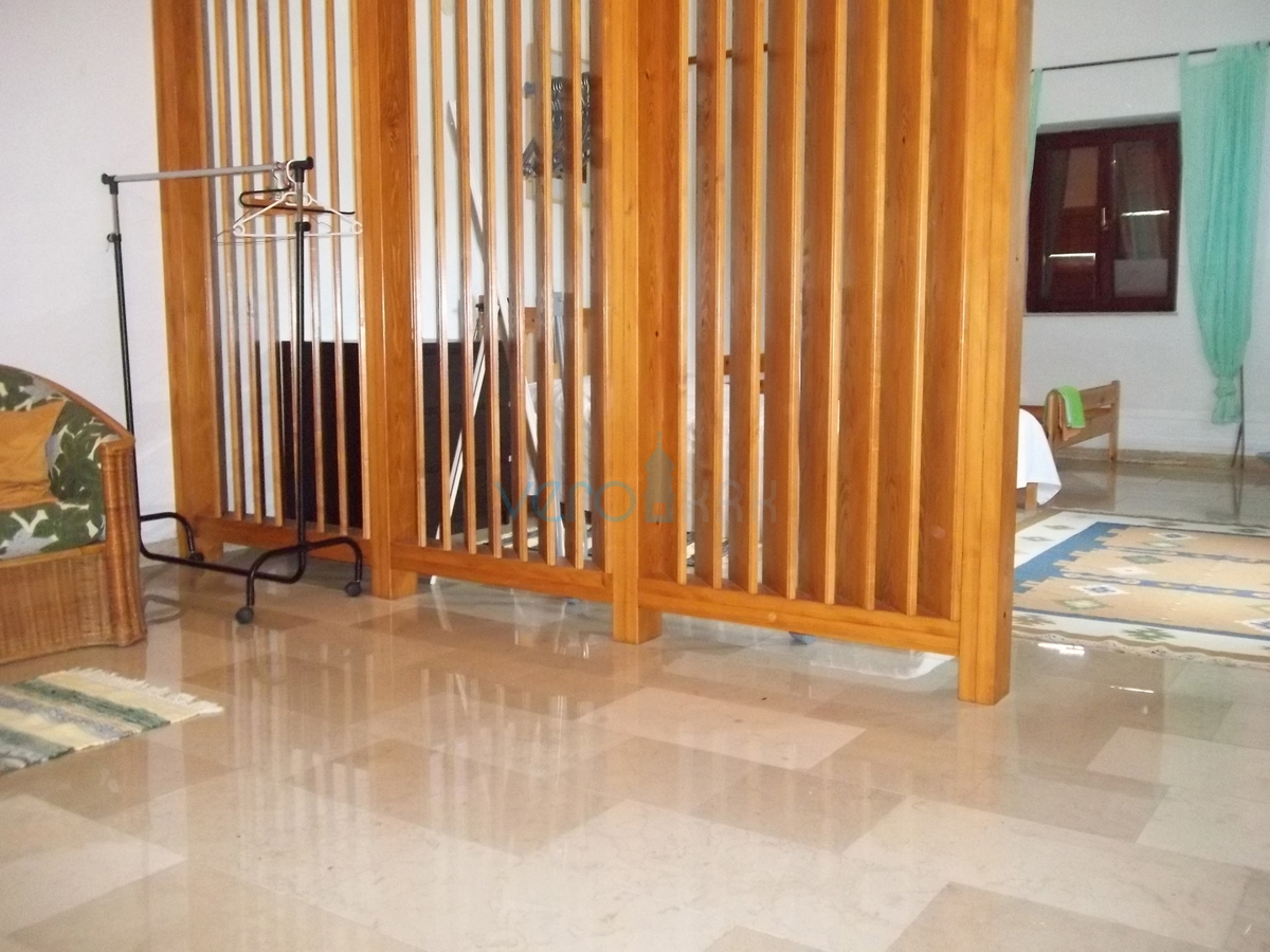 Isola di Krk, Dobrinj, dintorni, casa in pietra ristrutturata con ampio giardino