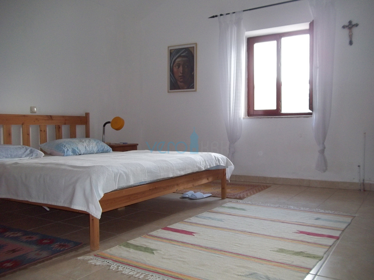 Isola di Krk, Dobrinj, dintorni, casa in pietra ristrutturata con ampio giardino