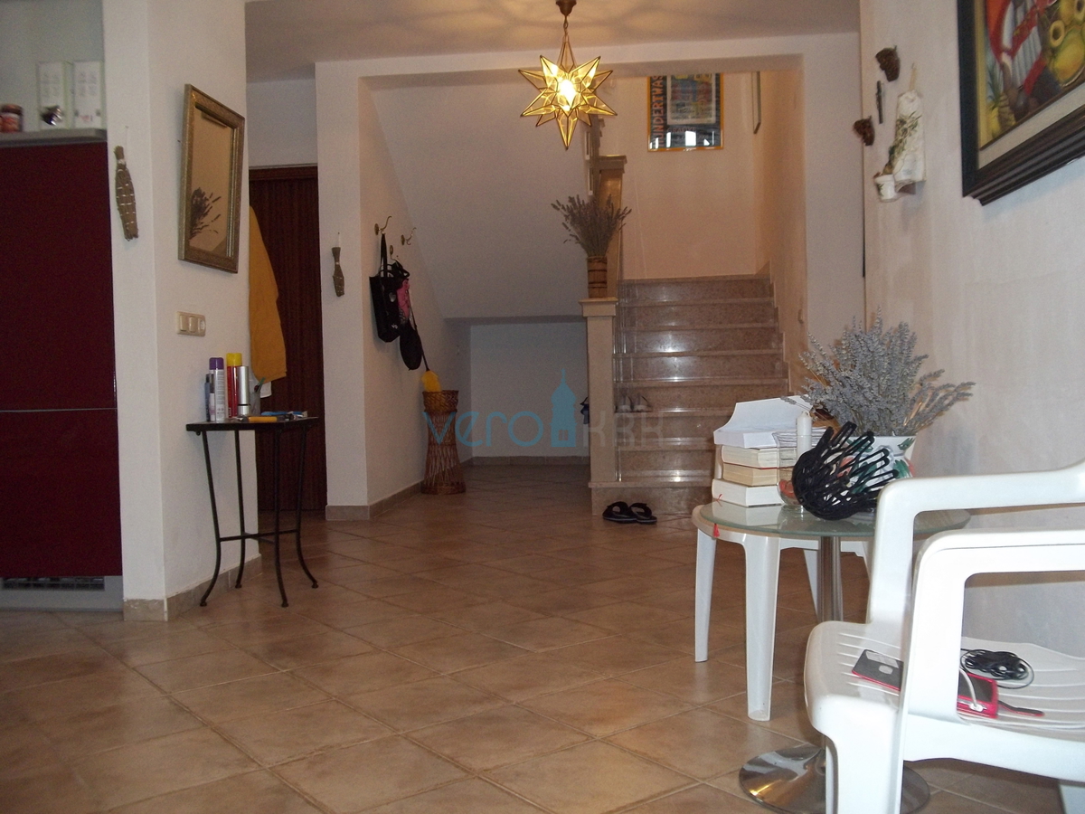 Isola di Krk, Dobrinj, dintorni, casa in pietra ristrutturata con ampio giardino