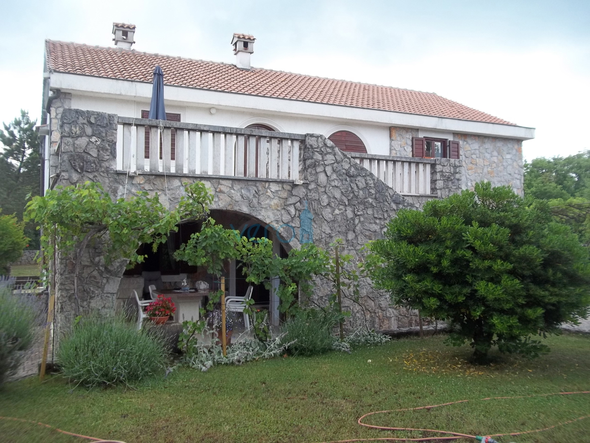 Isola di Krk, Dobrinj, dintorni, casa in pietra ristrutturata con ampio giardino