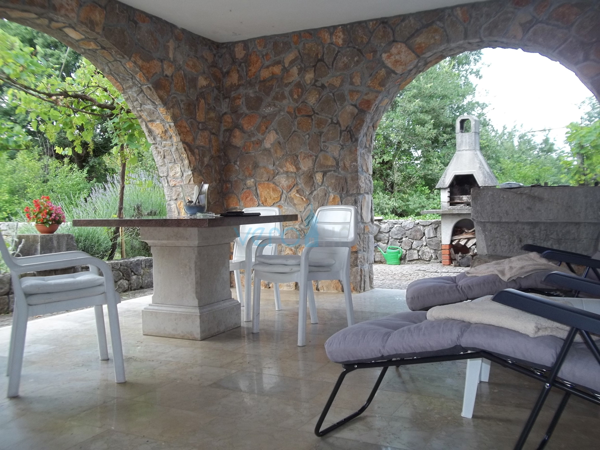 Isola di Krk, Dobrinj, dintorni, casa in pietra ristrutturata con ampio giardino