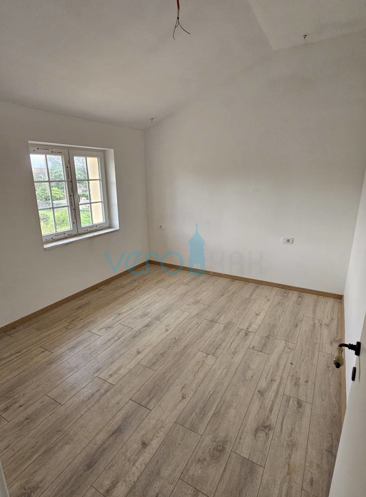 Vrbnik, Risika, Casa indipendente con due appartamenti e piscina, vendita