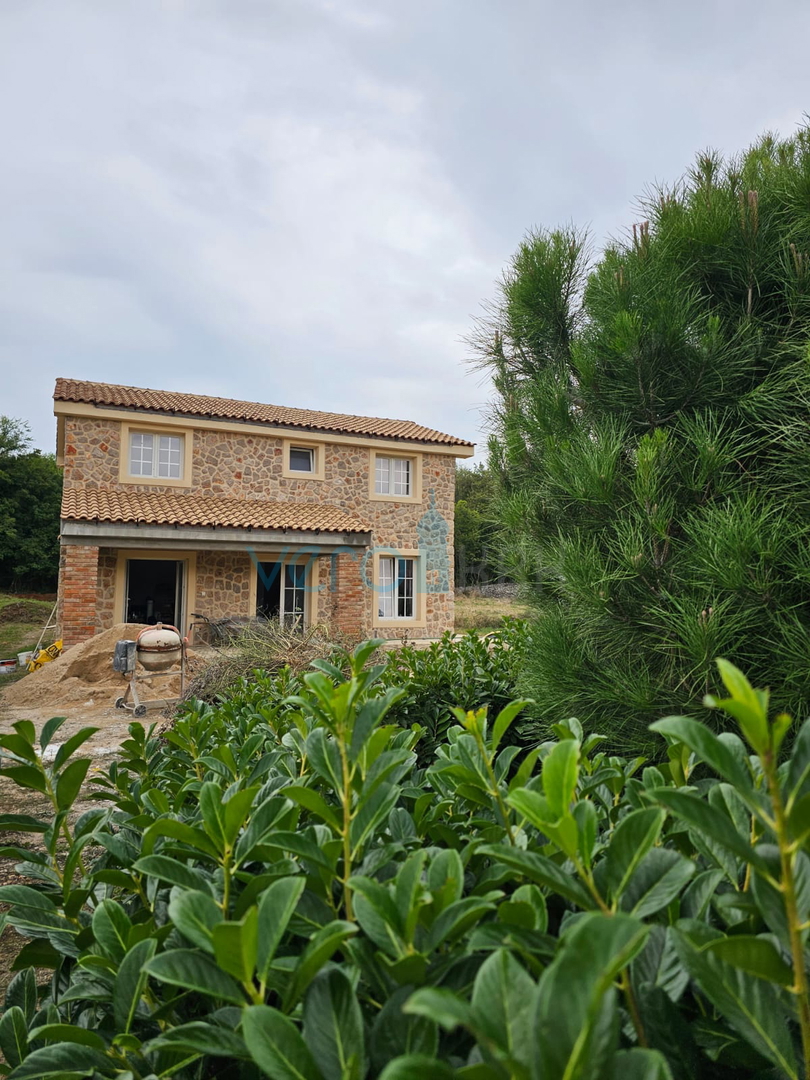 Vrbnik, Risika, Casa indipendente con due appartamenti e piscina, vendita