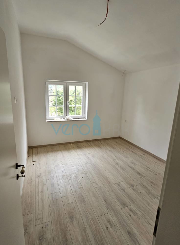 Vrbnik, Risika, Casa indipendente con due appartamenti e piscina, vendita