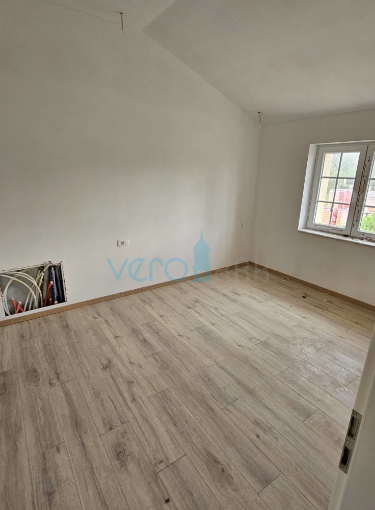 Vrbnik, Risika, Casa indipendente con due appartamenti e piscina, vendita
