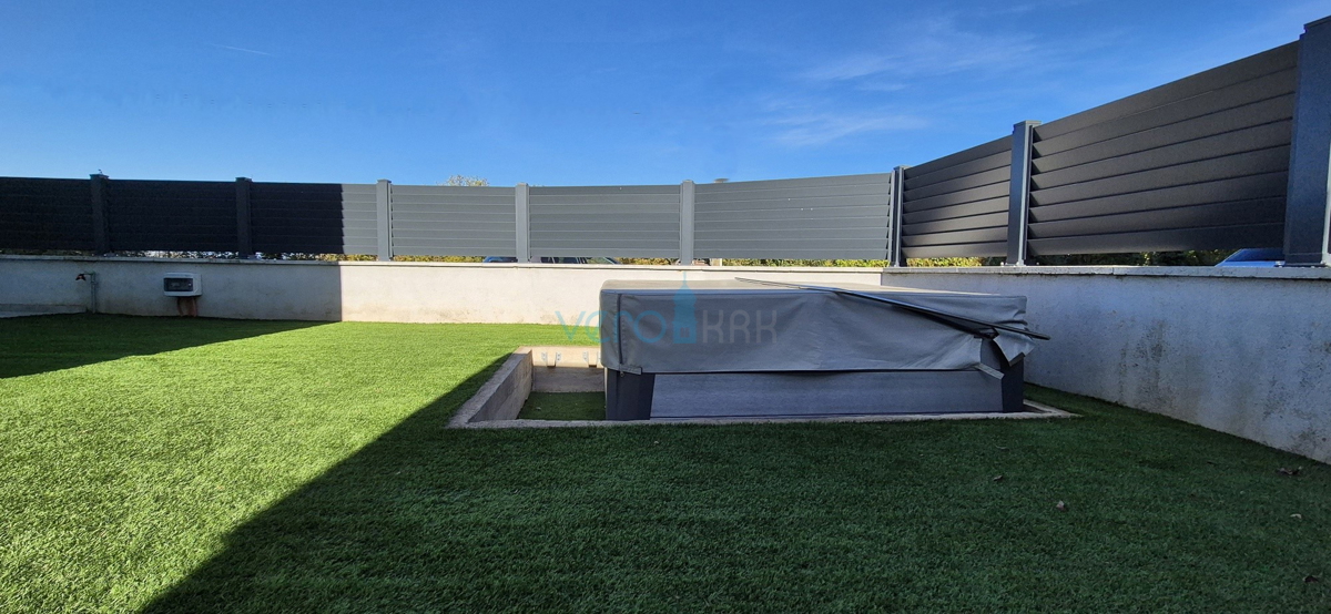 Isola di Krk, Malinska, dintorni, appartamento bilocale al piano terra, vasca idromassaggio, giardino, in vendita