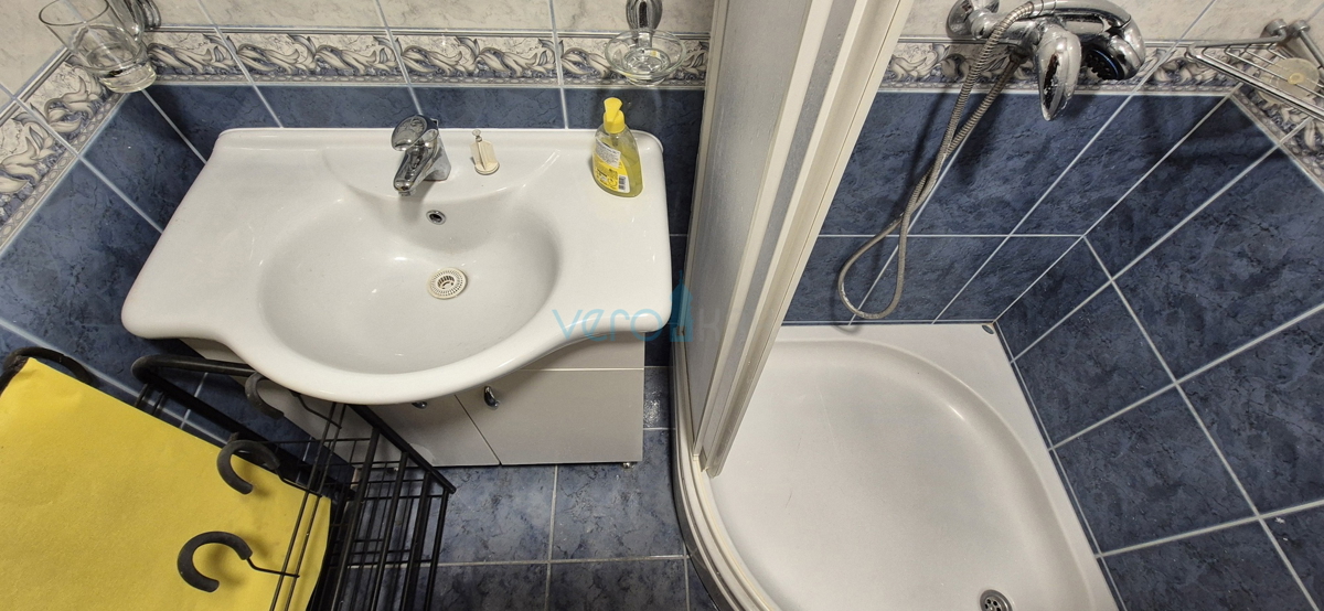 Città di Krk, isola di Krk, appartamento con due camere al piano con vista, in vendita