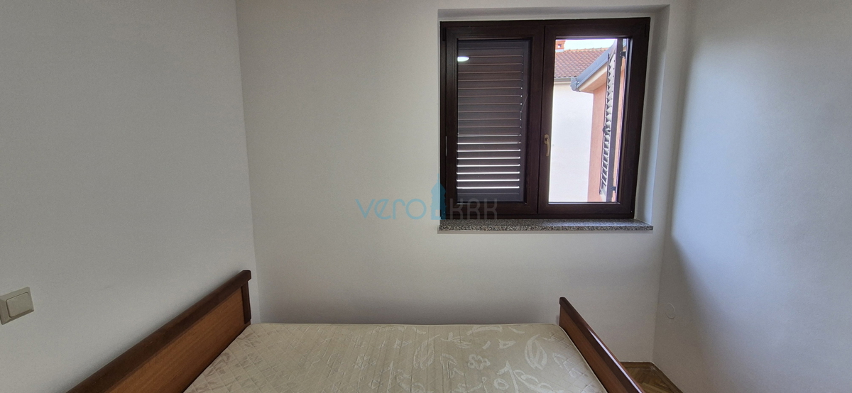 Città di Krk, isola di Krk, appartamento con due camere al piano con vista, in vendita