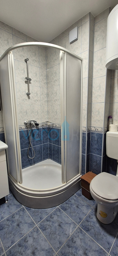 Città di Krk, isola di Krk, appartamento con due camere al piano con vista, in vendita