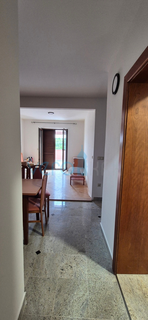 Città di Krk, isola di Krk, appartamento con due camere al piano con vista, in vendita