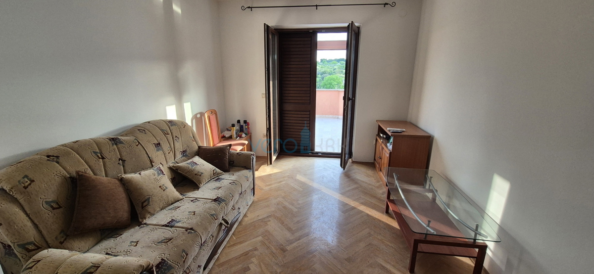 Città di Krk, isola di Krk, appartamento con due camere al piano con vista, in vendita