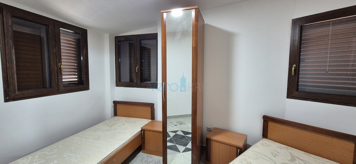 Città di Krk, isola di Krk, appartamento con due camere al piano con vista, in vendita