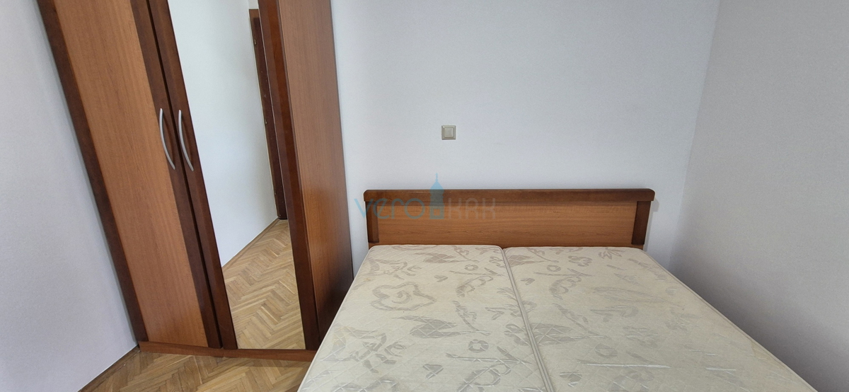 Città di Krk, isola di Krk, appartamento con due camere al piano con vista, in vendita