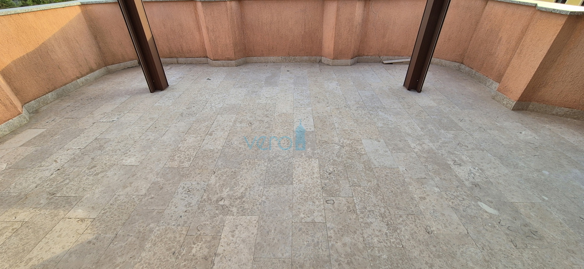 Città di Krk, isola di Krk, appartamento con due camere al piano con vista, in vendita