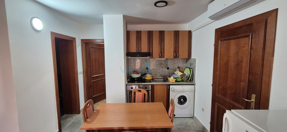 Città di Krk, isola di Krk, appartamento con due camere al piano con vista, in vendita