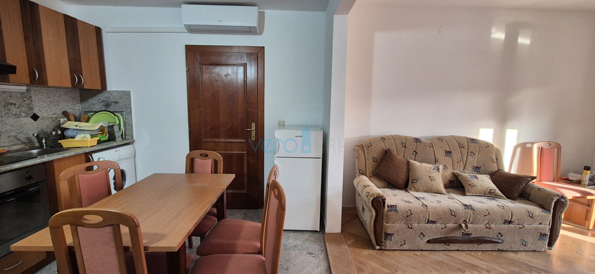 Città di Krk, isola di Krk, appartamento con due camere al piano con vista, in vendita