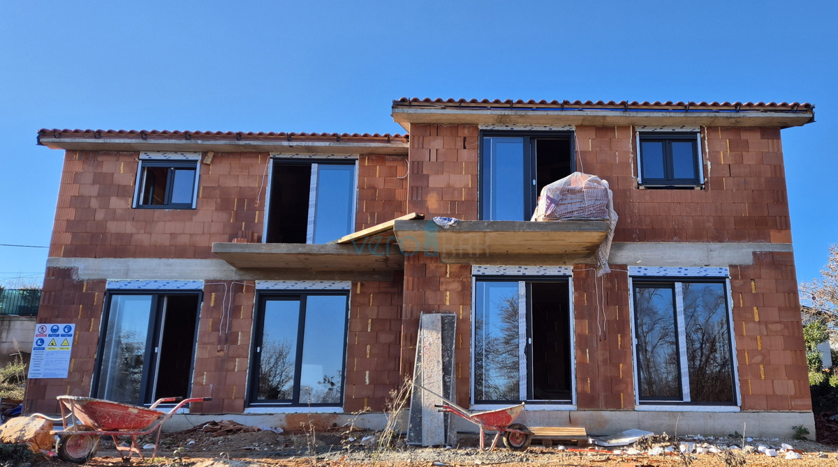 Isola di Krk, baia di Soline, nuova costruzione, casa bifamiliare con piscina, vista, vendita