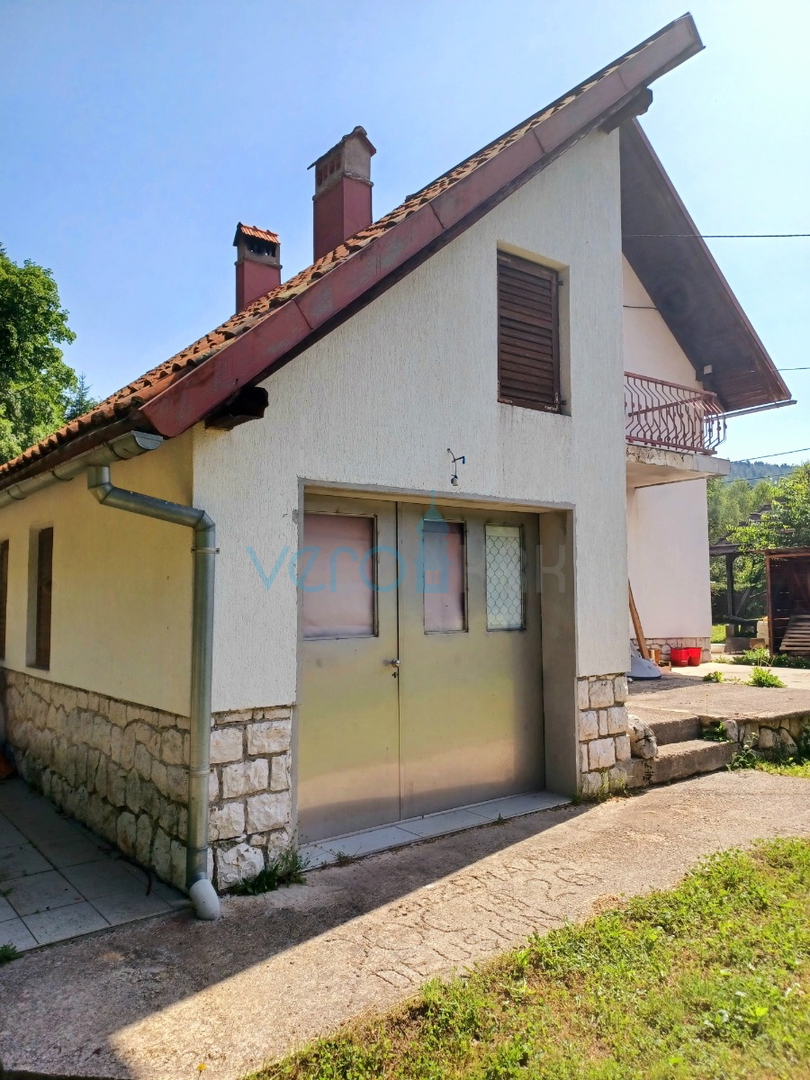 Gorski kotar, Mrkopalj, periferia, casa indipendente familiare 190m2 e terreno di 830m2, vendita