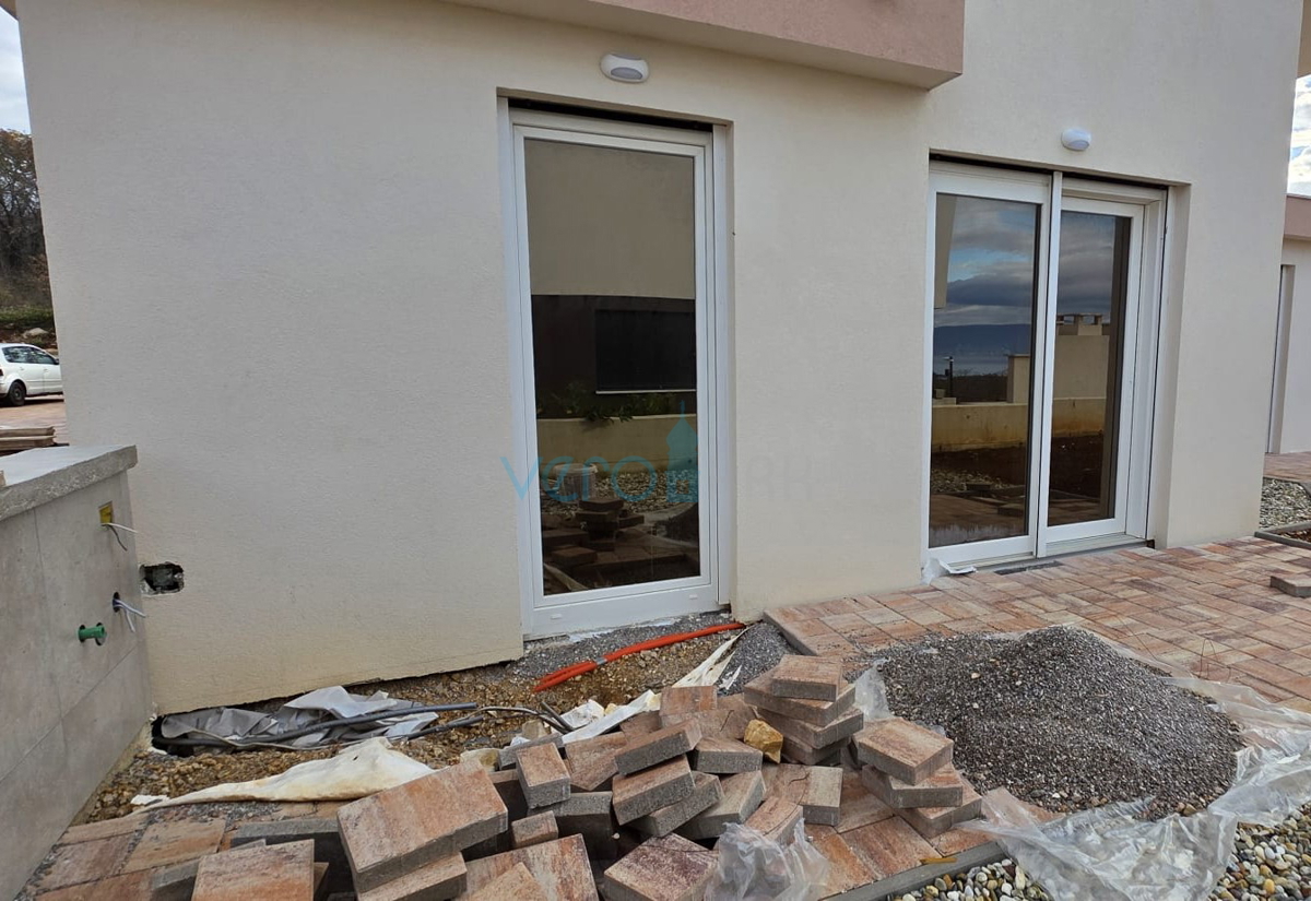 Isola di Krk, Njivice, appartamento al piano terra 40m2, terrazza, vista, vendita