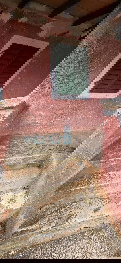 Istra, Oprtalj, proprietà 2735 m2, quattro case con terreno, vendita