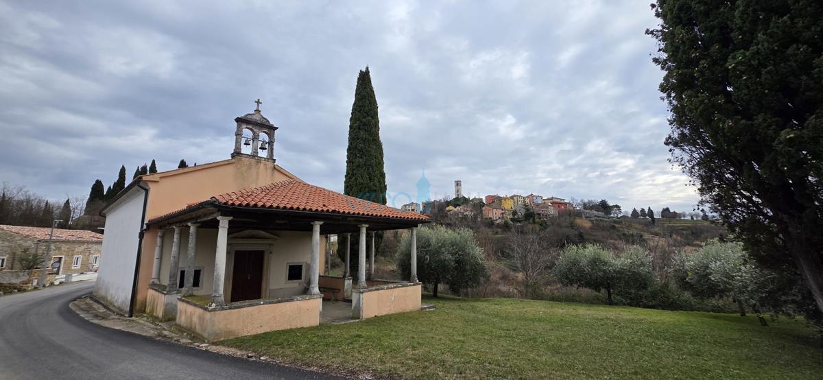 Istra, Oprtalj, proprietà 2735 m2, quattro case con terreno, vendita